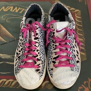 P448 tennis shoes size 9 or (39)